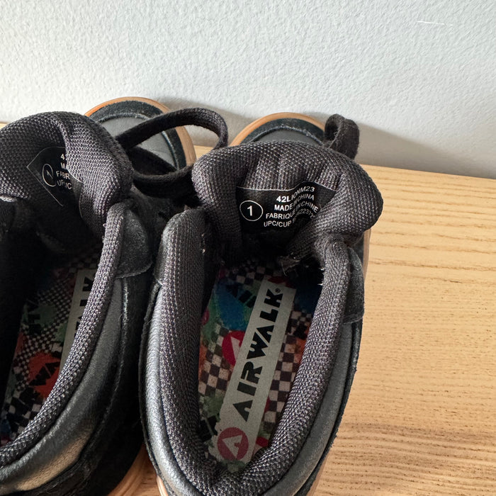 Airwalk / Black suede sneaker / J1