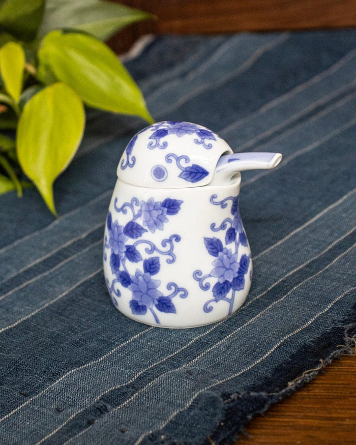 Kouraku Kiln Soy Sauce Dispenser, Small Blue Sometsuke Karakusa Kawasemi