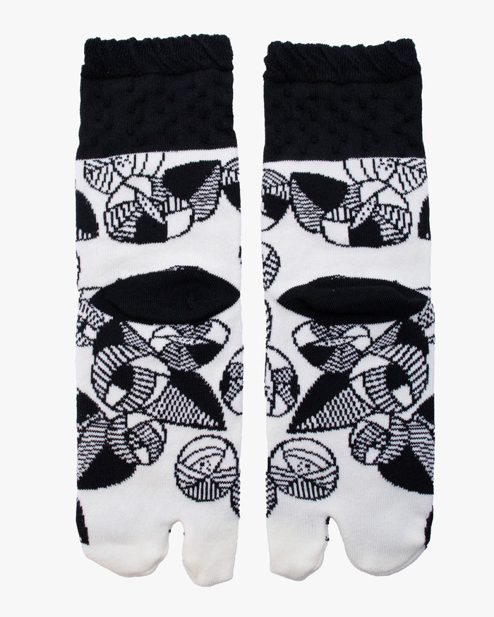 Kurochiku, Tabi Socks, Crew, White and Black Flowers (S/M)