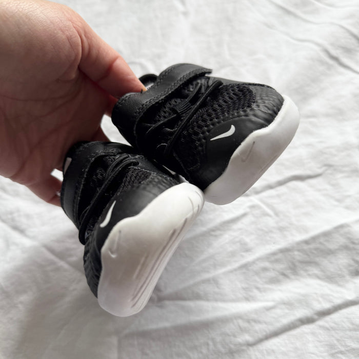 Nike / Running Shoes / US4