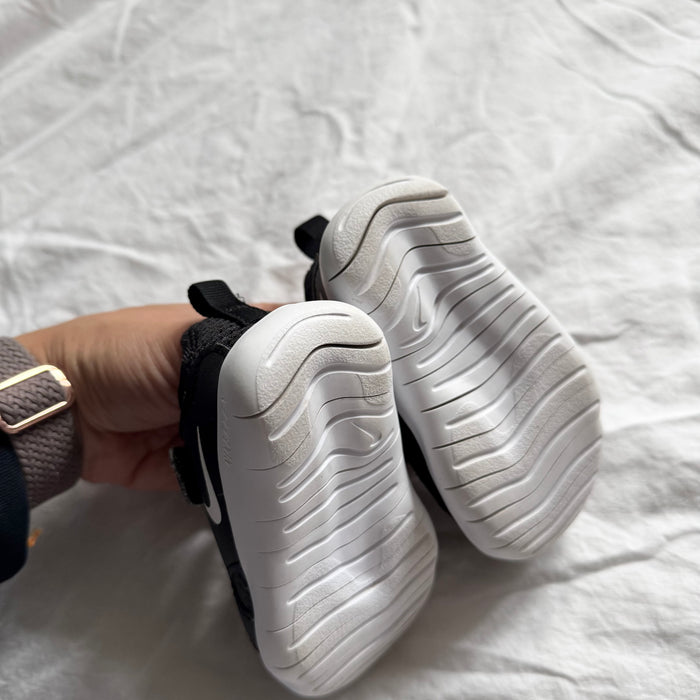Nike / Running Shoes / US4