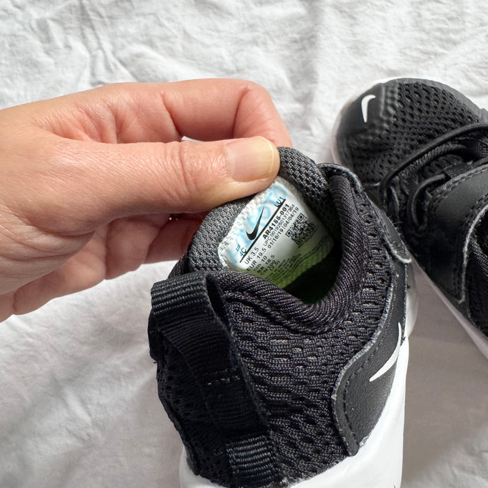 Nike / Running Shoes / US4